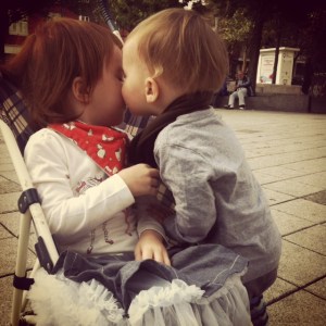 Elle accepte un baiser, finalement, et me demande ensuite une lingette.