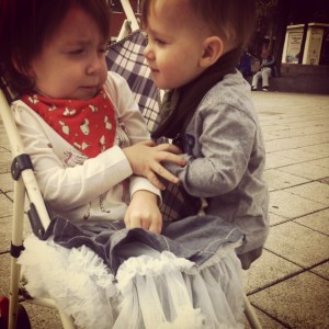 Mini Fée tente de repousser son frère, car elle sait que ses baisers seront trop collants.