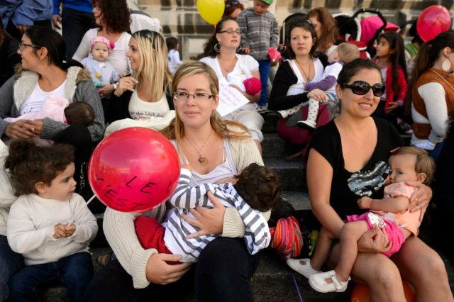 FRAU, KIND, TILLEN, MUTTER, BRUST, MUTTERMILCH, ALLAITEMENT, ALLAITER,