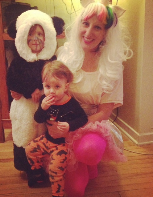 À l'Halloween, je protégé mes enfants des fils électroniques épeurants derrière nous.