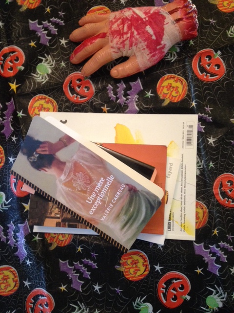 J'avais fait exprès de mettre le livre Une mère exceptionnelle de Valérie Carreau dans ma déco d'Halloween. Je voulais que mes invités soient troublés par mon côté humble.