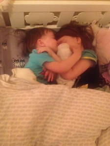 Quand je sors, les deux font semblant d'être les enfants les plus sages du monde.