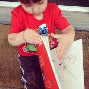 Mini Dragon a refusé pendant toute une journée de me prêter le livre, qui matchait trop bien avec son t-shirt de Thomas le train.