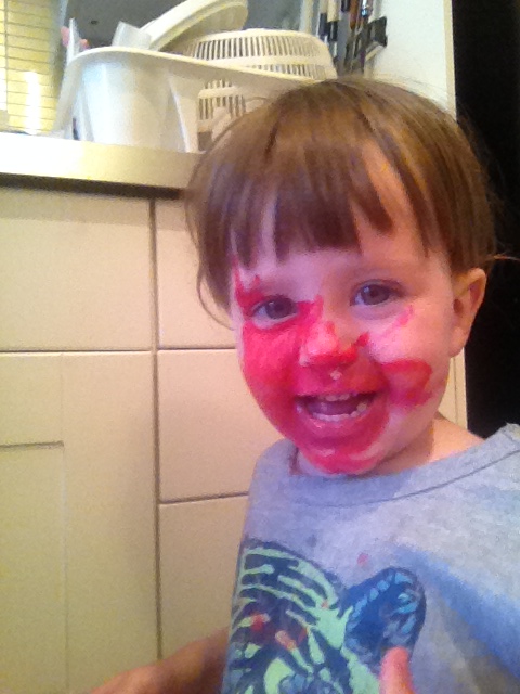 Je sais qu'il fait peur, surtout avec les couteaux derrière lui.