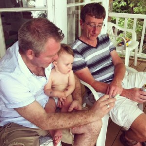 L'an dernier, match de foot regardé par papi, papa et fiston.