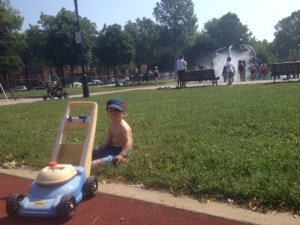 Mini Dragon qui surveille sa tondeuse pendant que sa soeur prépare une collation sable/eau.