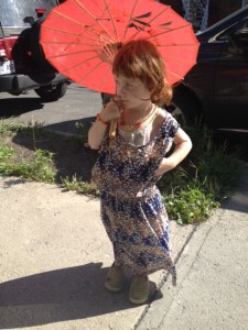 Robe oversize piquée à sa soeur qui me l'avait piquée à moi. Ombrelle du Quartier Chinois. Et air bête/blasé/ennuyé.